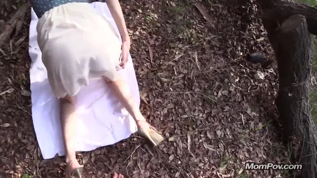 Молодой парень трахает зрелую мамку из Азербайджана